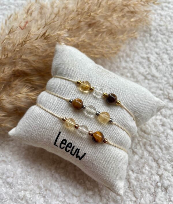Overzicht van Leeuw geboortesteen armbandjes in drie kleuren: goud, zilver en rosegoud