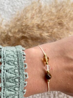 Handgemaakte Leeuw armband met Bergkristal, Citrien en Tijgeroog gedragen om de pols