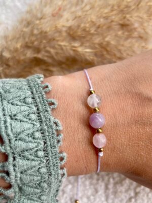 andgemaakte Weegschaal armband met Maansteen, Lepidoliet en Rozenkwarts gedragen om de pols