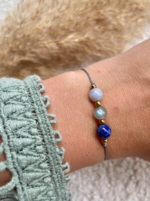 Handgemaakte Boogschutter armband met Chalcedoon, Labradoriet en Lapis Lazuli gedragen om de pols
