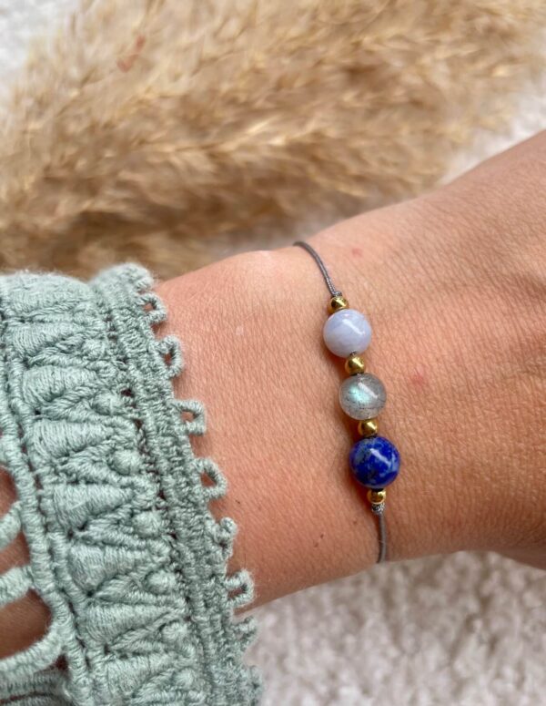 Handgemaakte Boogschutter armband met Chalcedoon, Labradoriet en Lapis Lazuli gedragen om de pols