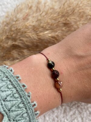 Handgemaakte Schorpioen armband met Goudobsidiaan, Granaat en Rode Jaspis gedragen om de pols