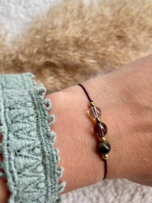 Handgemaakte Steenbok armband met Bergkristal, Goudobsidiaan en Rookkwarts gedragen om de pols