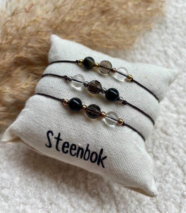 Overzicht van Steenbok geboortesteen armbandjes in drie kleuren: goud, zilver en rosegoud