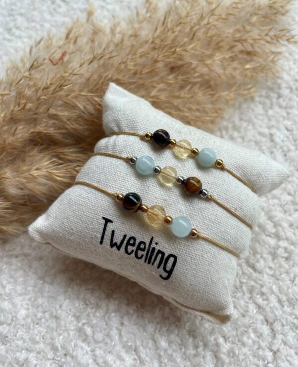 Overzicht van Tweeling geboortesteen armbandjes in drie kleuren: goud, zilver en rosegoud