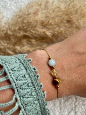 Handgemaakte Tweeling armband met Aquamarijn, Citrien en Tijgeroog gedragen om de pols