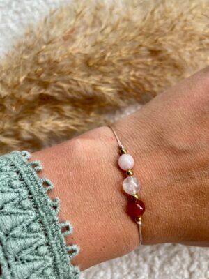 Handgemaakte Kreeft armband met Carneool, Maansteen en Rozenkwarts gedragen om de pols