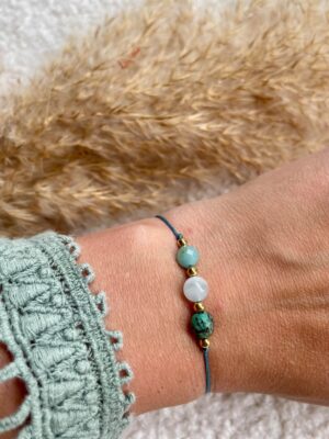 Handgemaakte Waterman armband met Amazoniet, Aquamarijn en Afrikaans Turkoois gedragen om de pols
