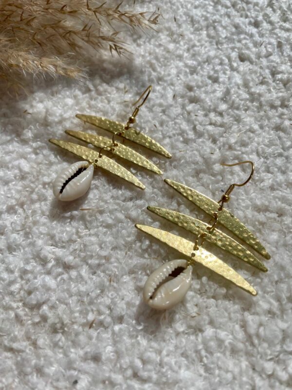 Triple Line Cowrie oorbellen