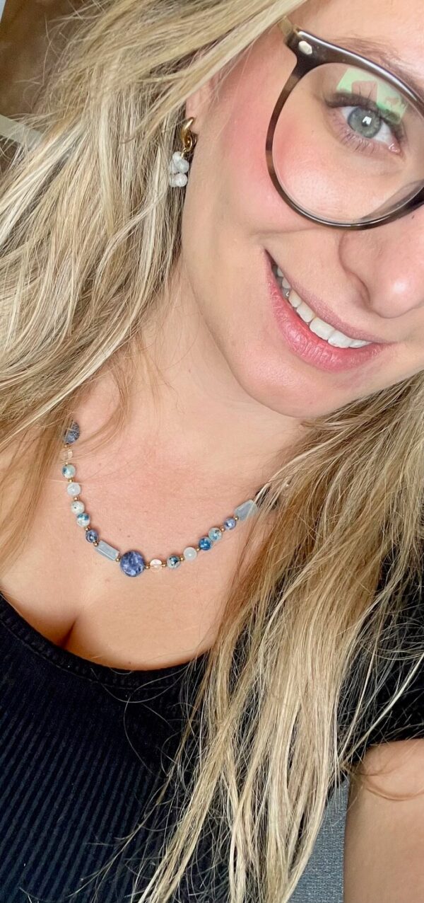 Kralen ketting voor dames met blauwe edelstenen – Innerlijk Kompas collectie gedragen