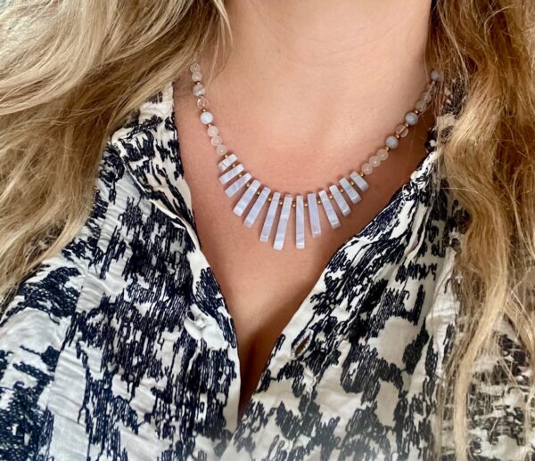 Blauwe chalcedoon ketting met maansteen en bergkristal handgemaakt sieraad