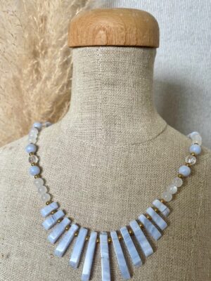 Handgemaakte Selene ketting met lichtblauwe chalcedoon en maansteen