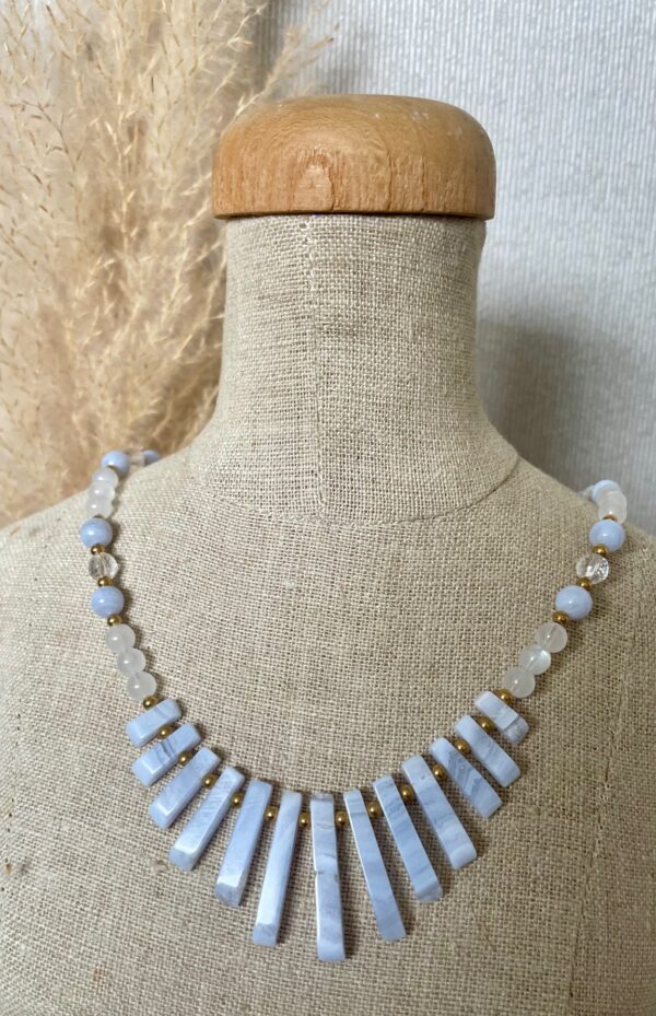 Handgemaakte Selene ketting met lichtblauwe chalcedoon en maansteen