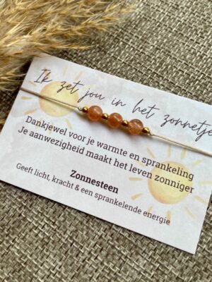 armband zonnesteen op een kaartje