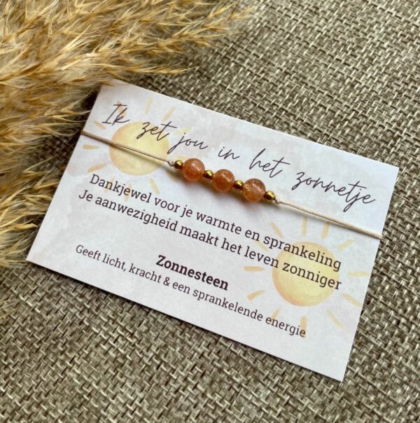 armband zonnesteen op een kaartje