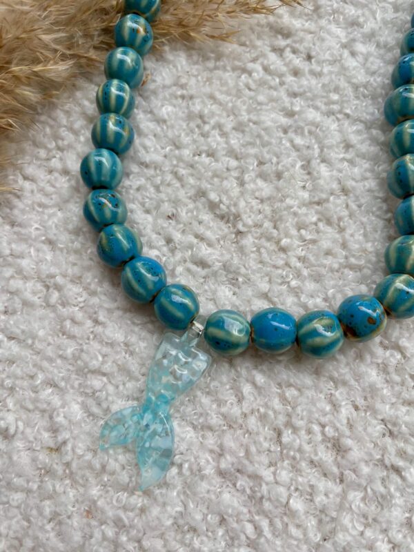 Ketting met mermaidstaart bedel van Murano glas, gecombineerd met keramiek kralen in zomerse tinten.