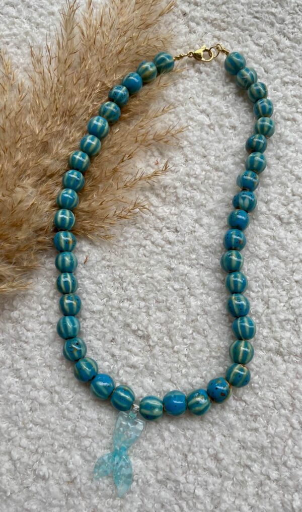 Ketting met mermaidstaart bedel van Murano glas, gecombineerd met keramiek kralen in zomerse tinten.