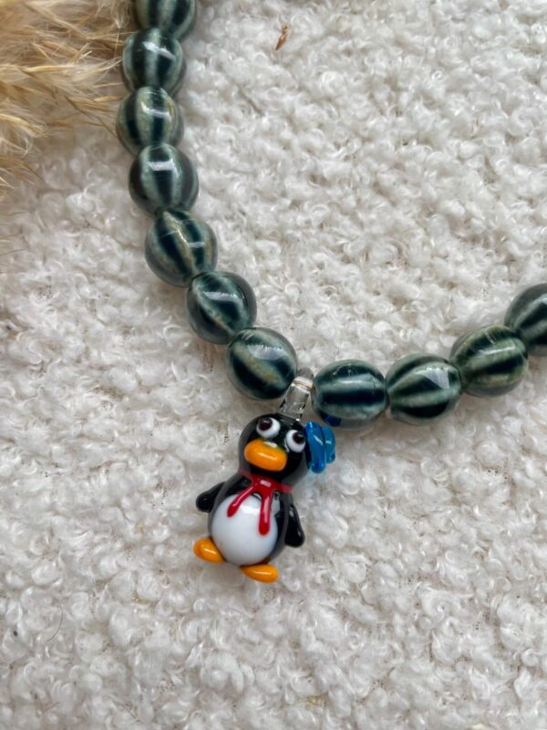 Eigenwijze ketting met pinguïn van glas