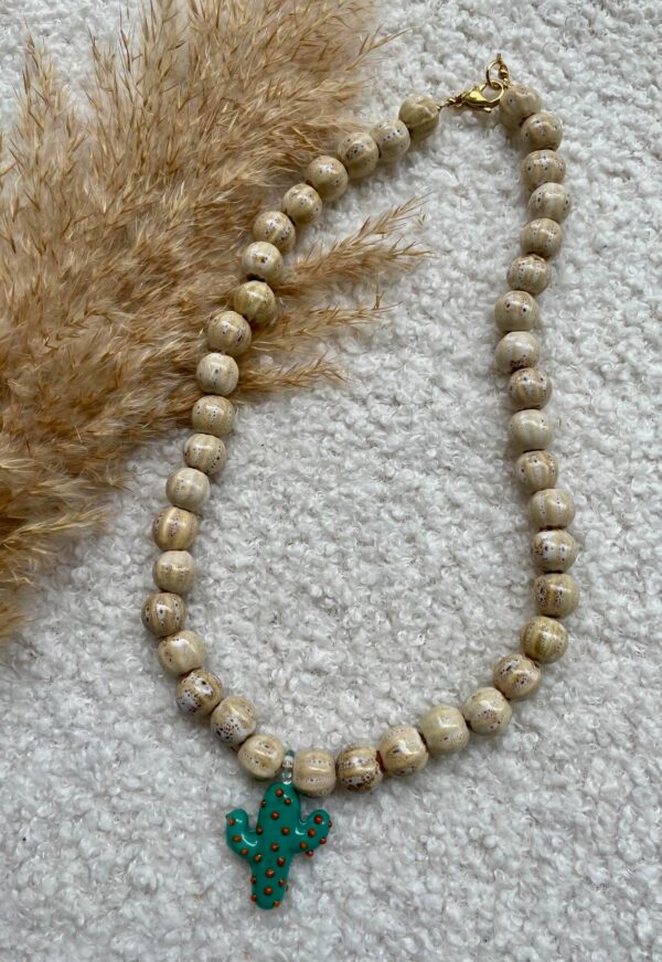 Zomerse ketting met Murano glazen cactus-bedel, gecombineerd met kleurrijke keramiek kralen en gouden of zilveren details, geïnspireerd op het warme zuiden.