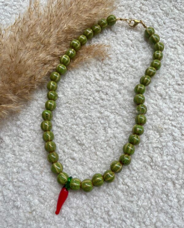 Ketting met rode peper bedel groene keramiek