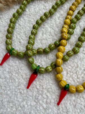 Keramiek ketting peper met rode glazen bedel in La Dolce Vita stijl