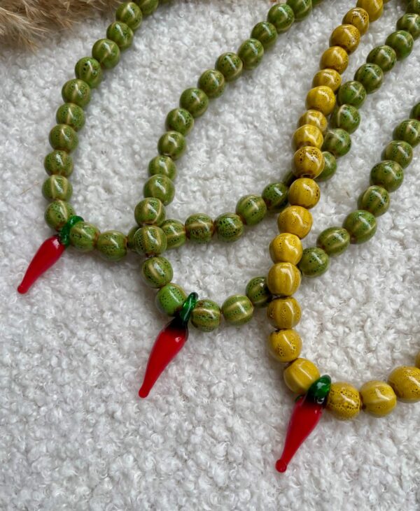 Keramiek ketting peper met rode glazen bedel in La Dolce Vita stijl