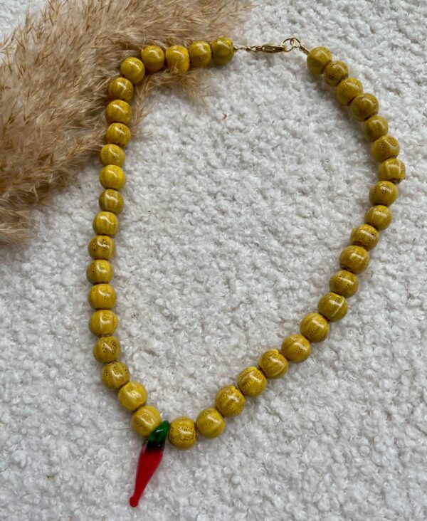 Ketting met rode peper bedel gele keramiek